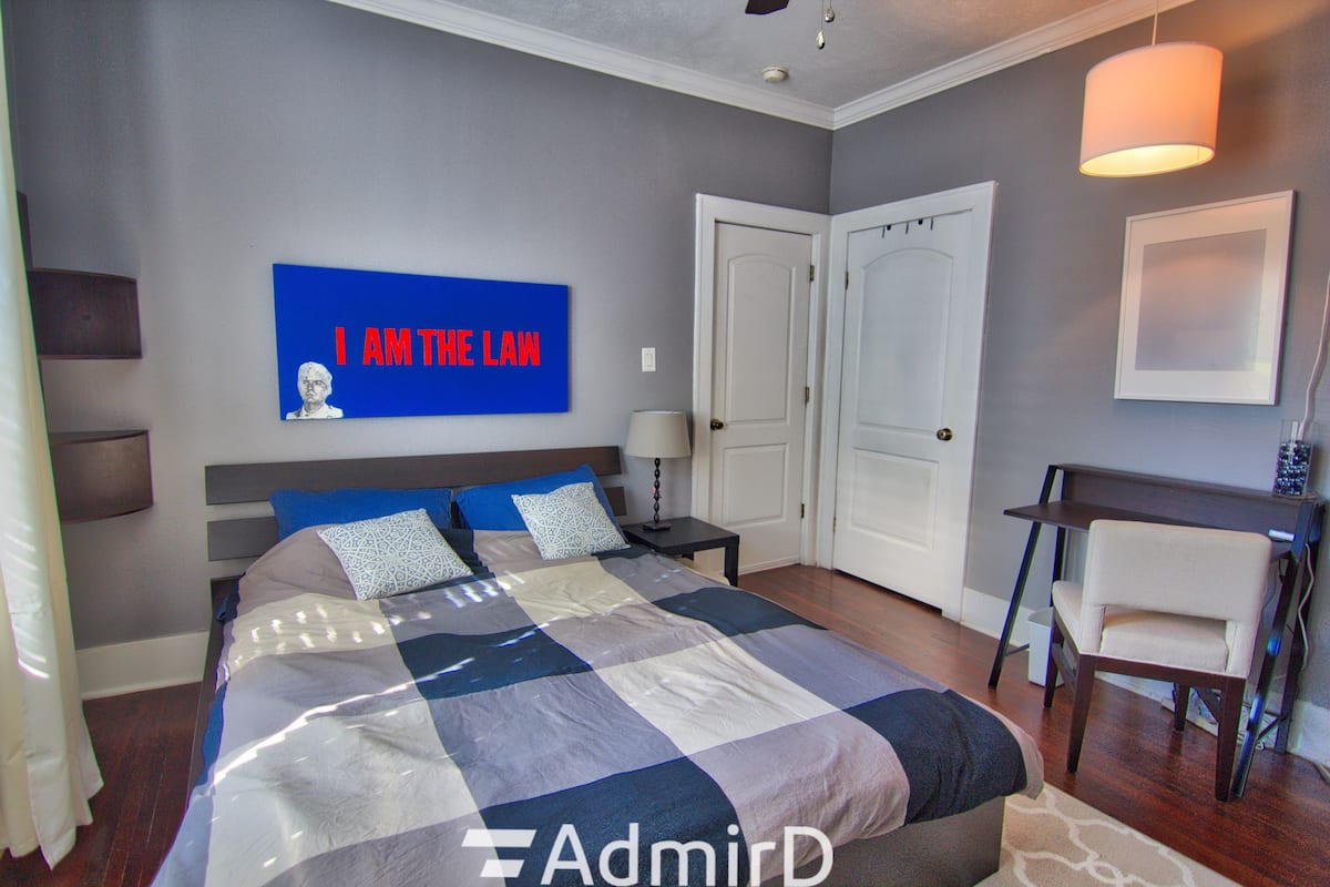 Private room with a queen bed, desk and hardwood floors near Downtown Houston